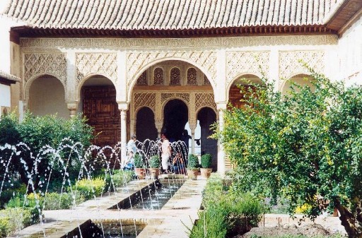 Patio de la Acequia avec l'entre du pavillon qui domine la ville.